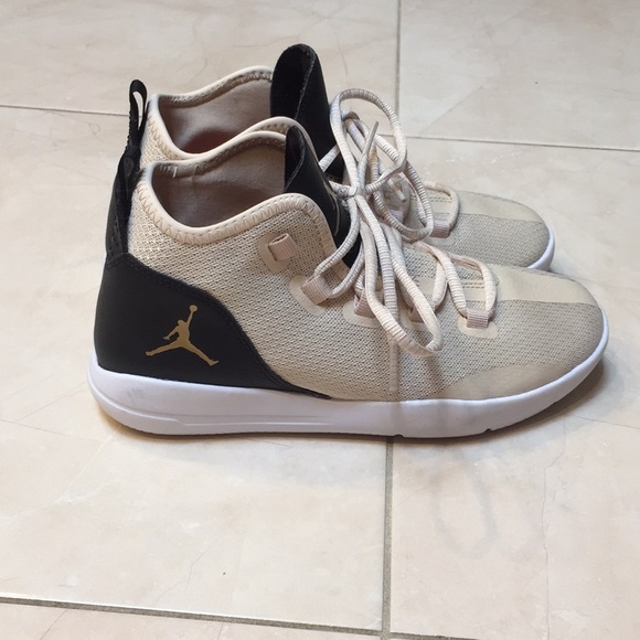 Jordan Reveal Shoes - Picture 2 of 5